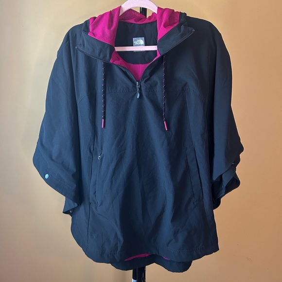 North Face Athletic Woman Black Hooded Poncho/Cape - Picture 1 of 4